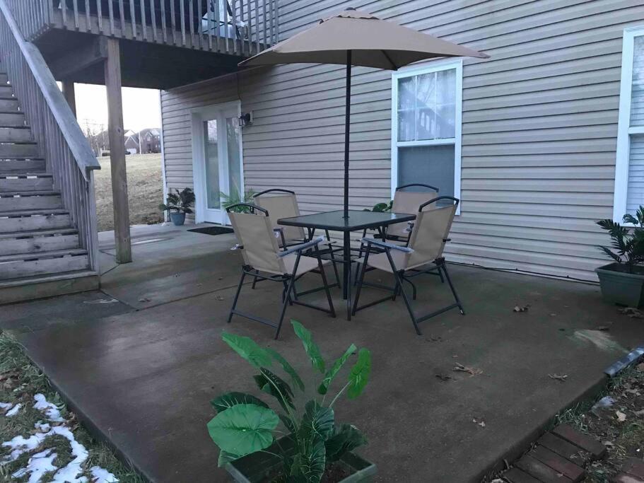Apartamento Cute 2-Brm Walkout Apt With Pool Table And Theater Lexington Exterior foto