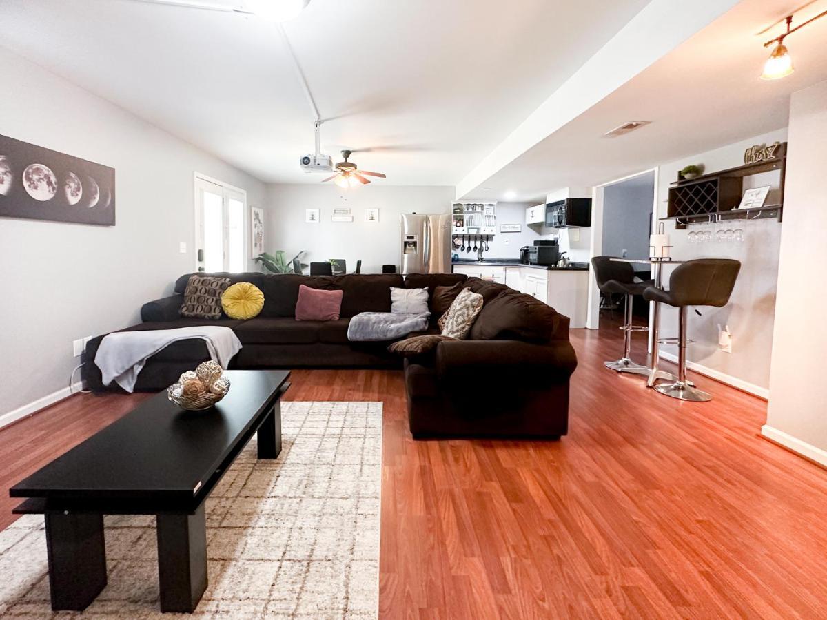 Apartamento Cute 2-Brm Walkout Apt With Pool Table And Theater Lexington Exterior foto